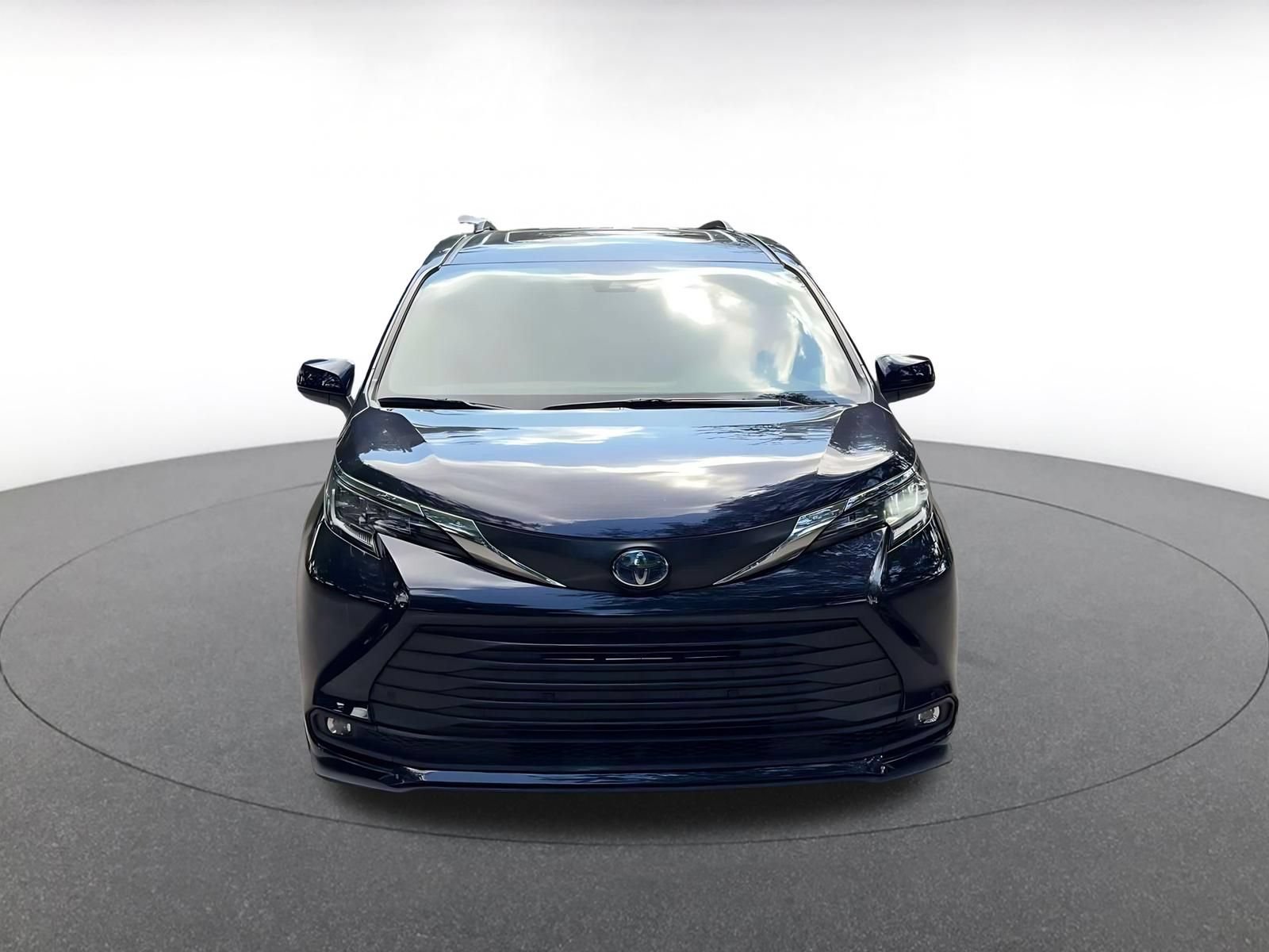 Used 2025 Toyota Sienna XLE FWD image 4