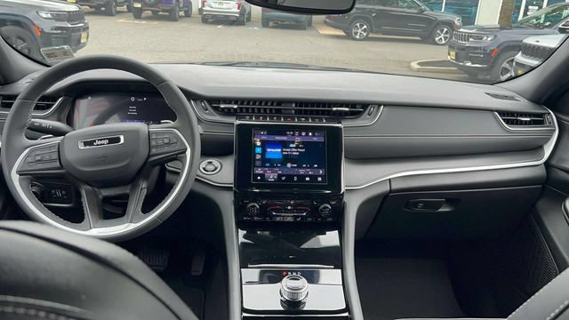 Used 2023 Jeep Grand Cherokee Altitude AWD/4WD image 26
