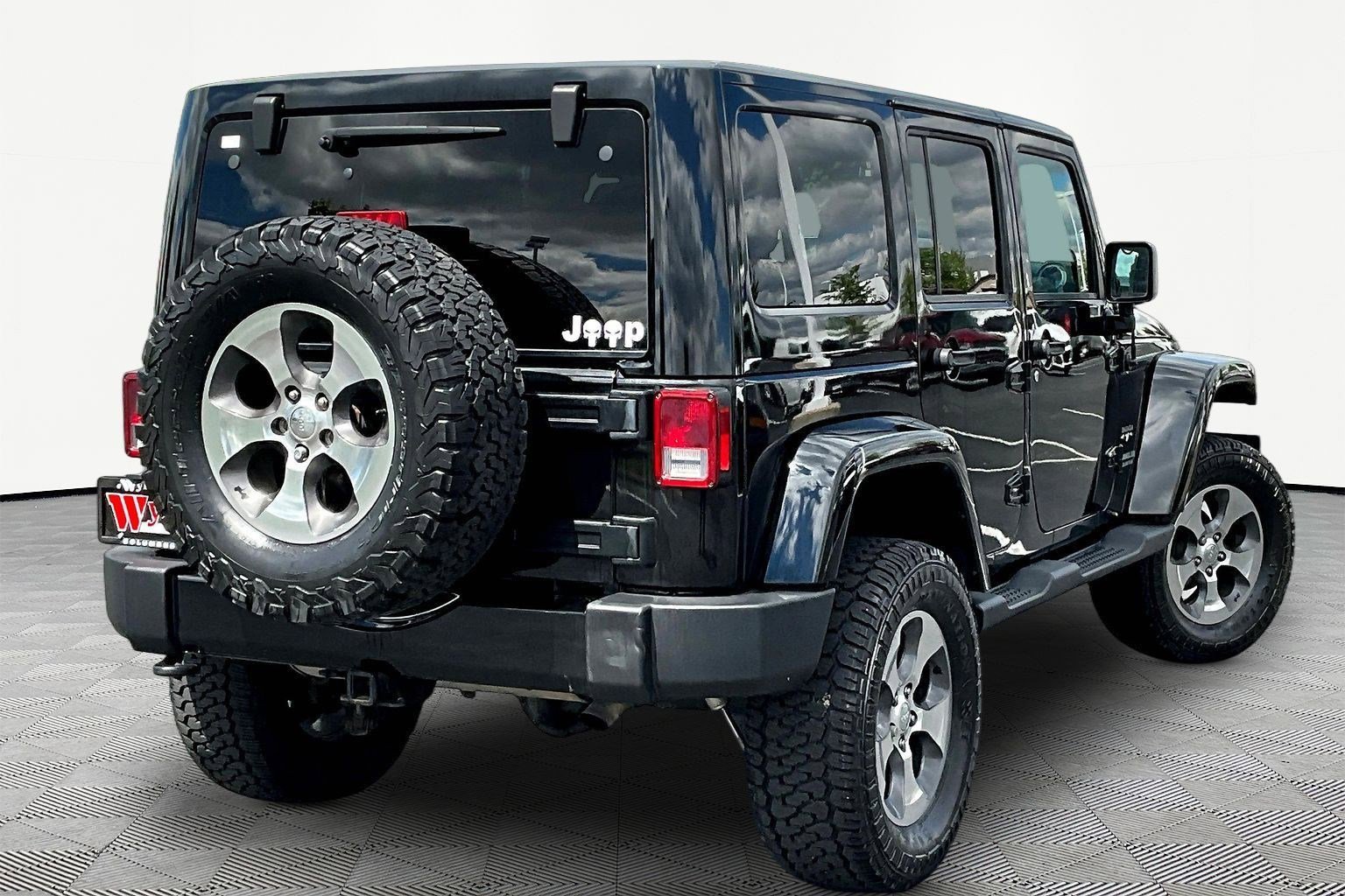 Used 2017 Jeep Wrangler Unlimited Sahara w/ Connectivity Group AWD/4WD image 6