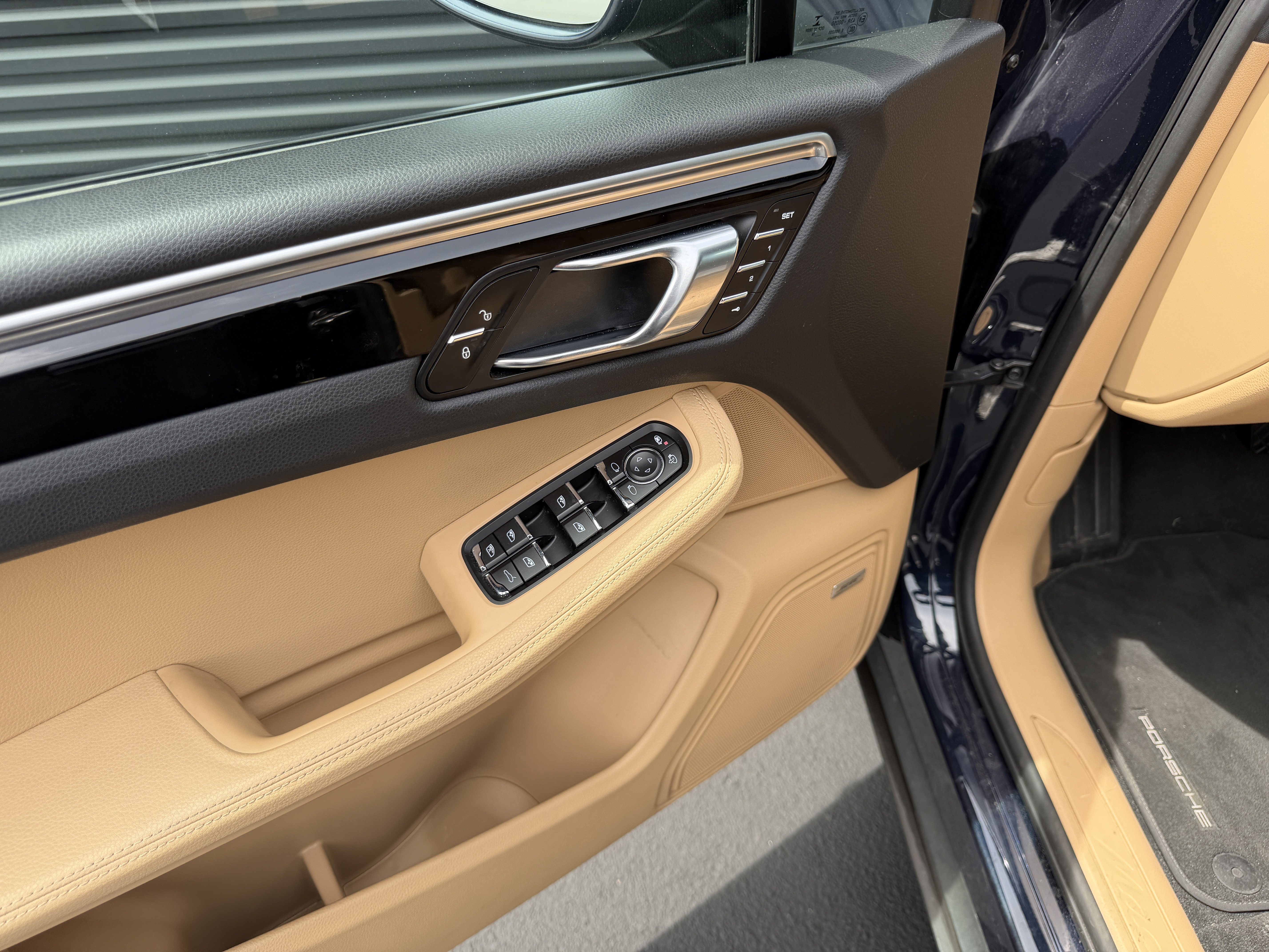 Used 2018 Porsche Macan AWD/4WD image 22