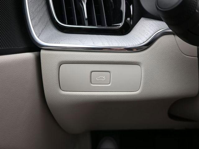 Used 2024 Volvo XC60 B5 Plus w/ Protection Package Premier image 28