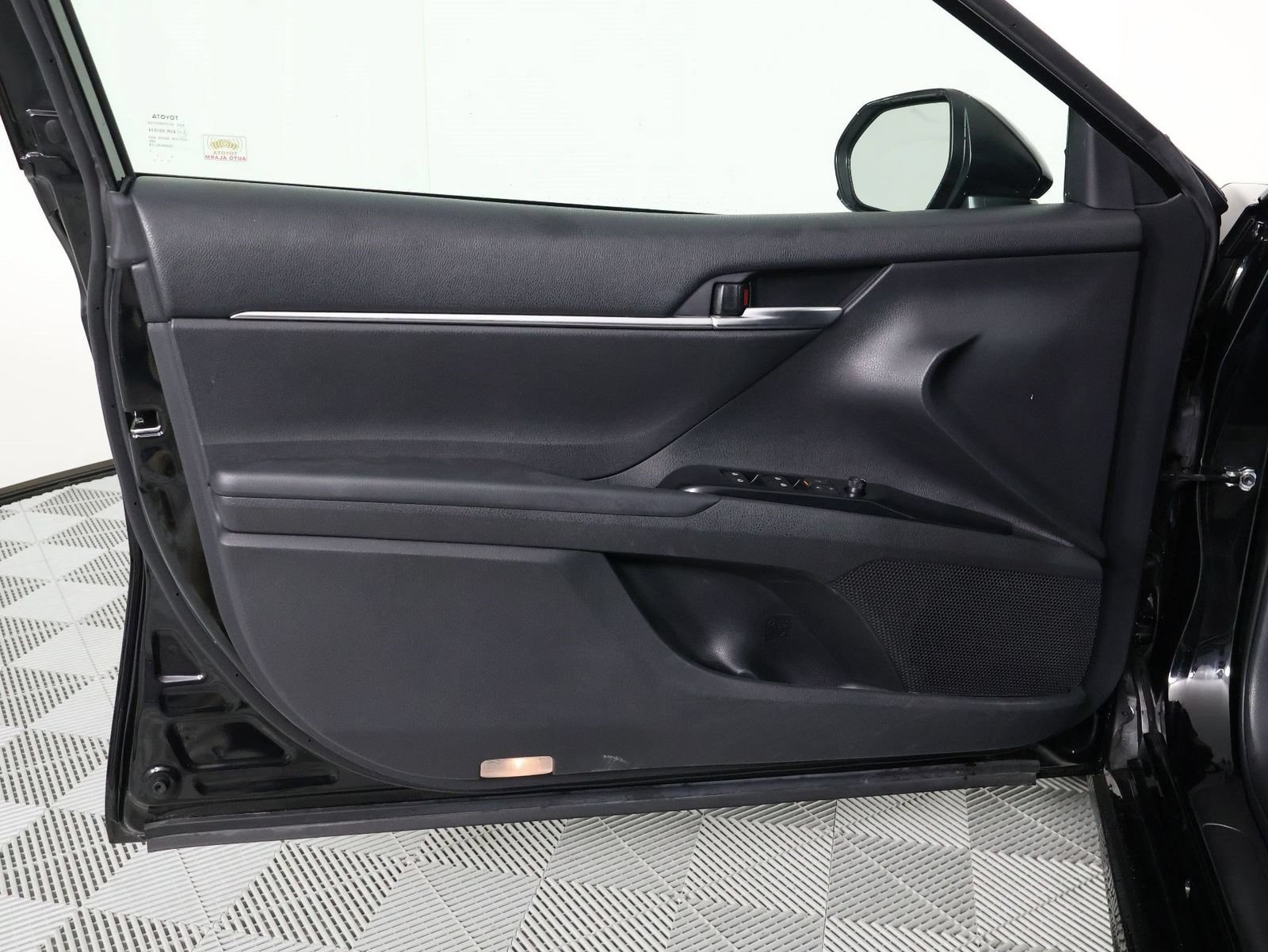 Used 2018 Toyota Camry SE FWD image 17