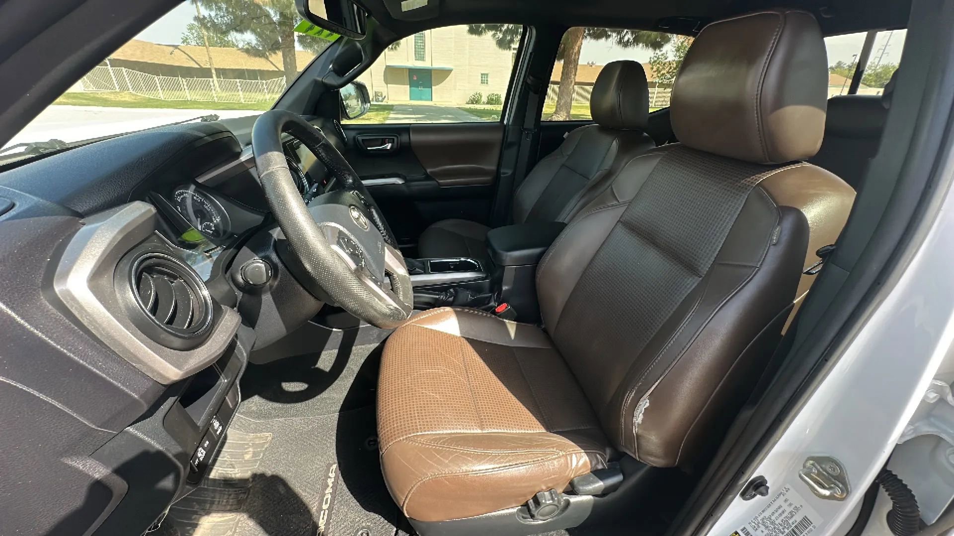 Used 2016 Toyota Tacoma Limited w/ Towing Package AWD/4WD image 11