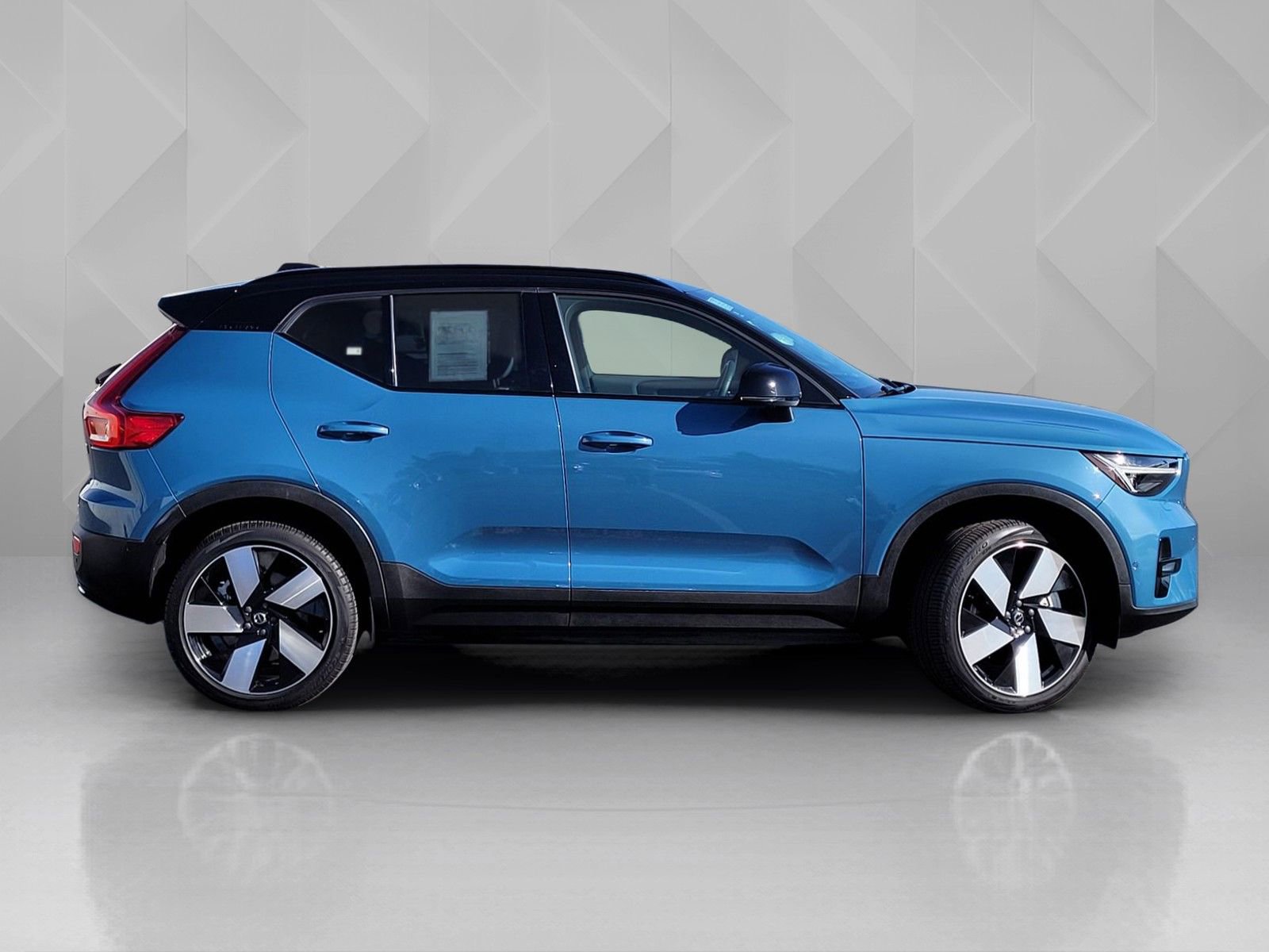 Certified 2023 Volvo XC40 Recharge Ultimate w/ Protection Package Premier image 7