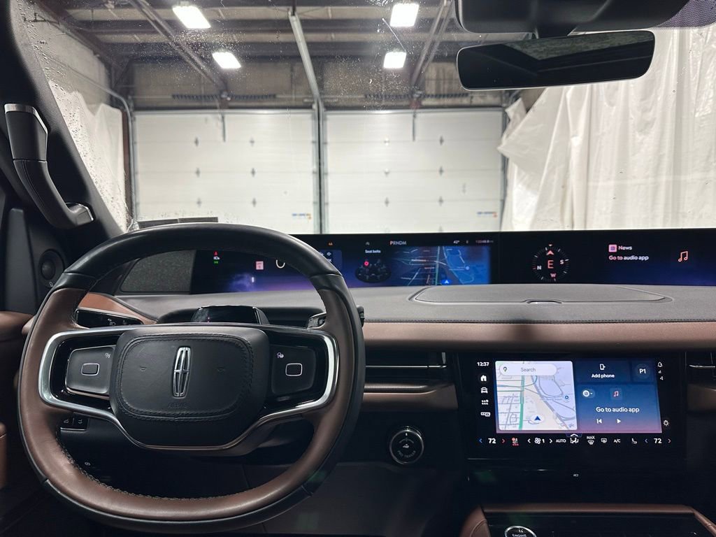 Used 2025 Lincoln Navigator Reserve image 16