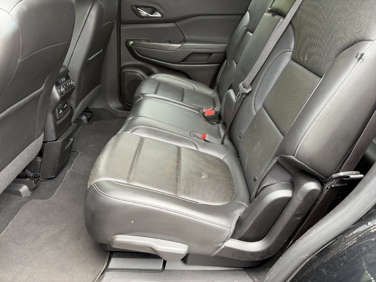 Used 2023 GMC Acadia SLT FWD image 22