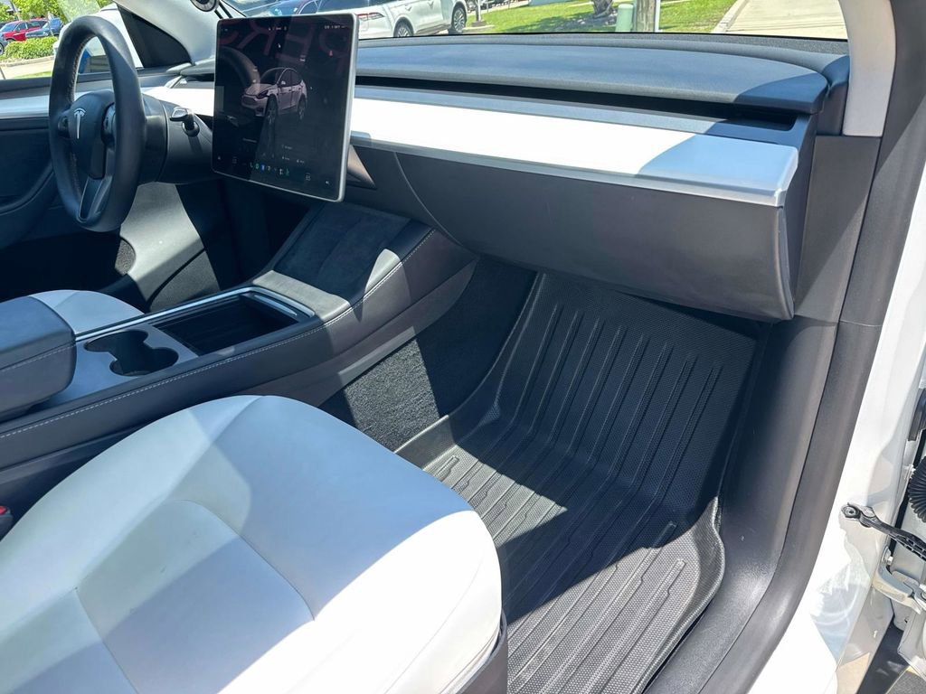 Used 2024 Tesla Model Y Long Range AWD/4WD image 13