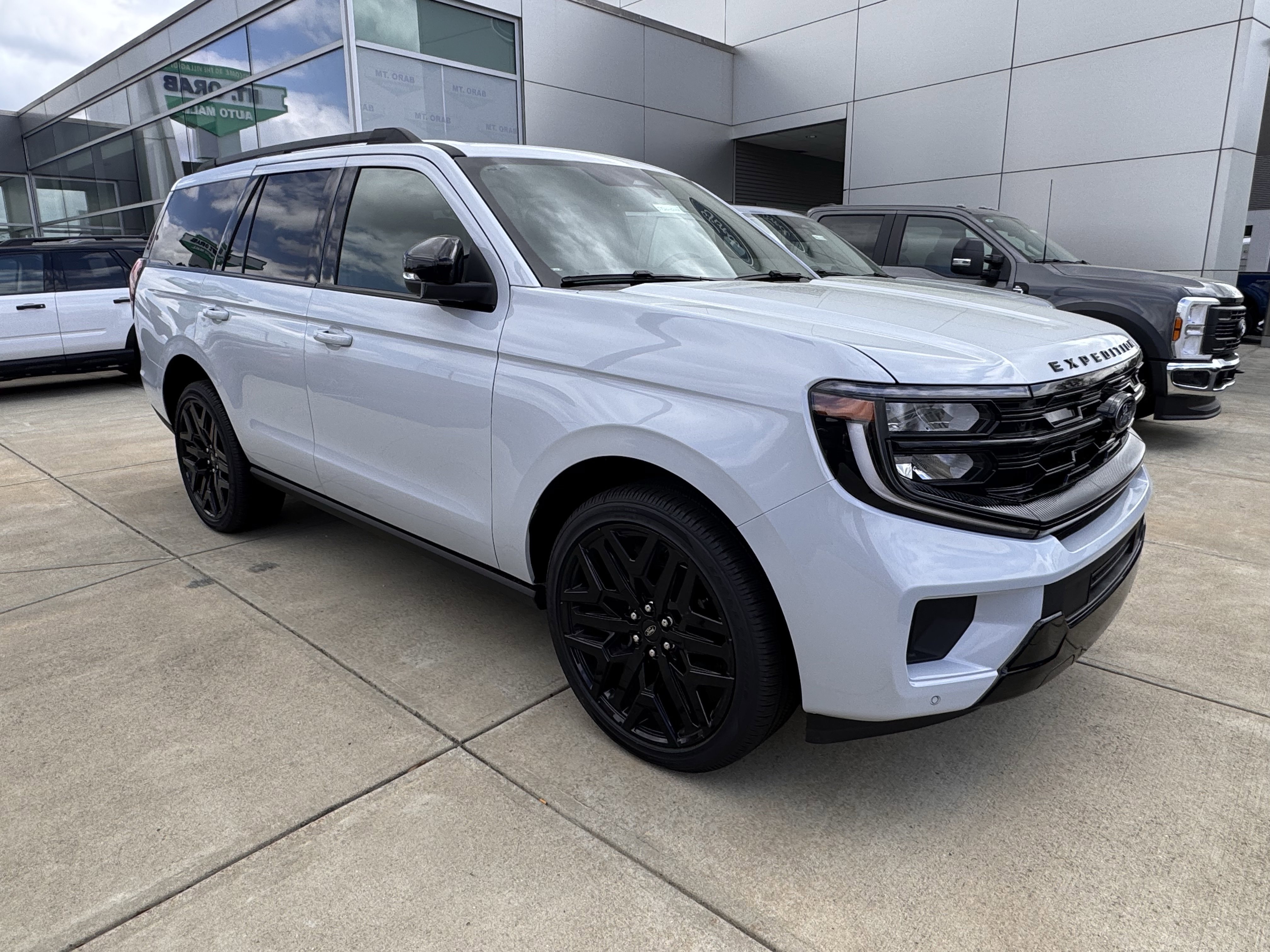 New 2026 Ford Expedition Platinum image 2