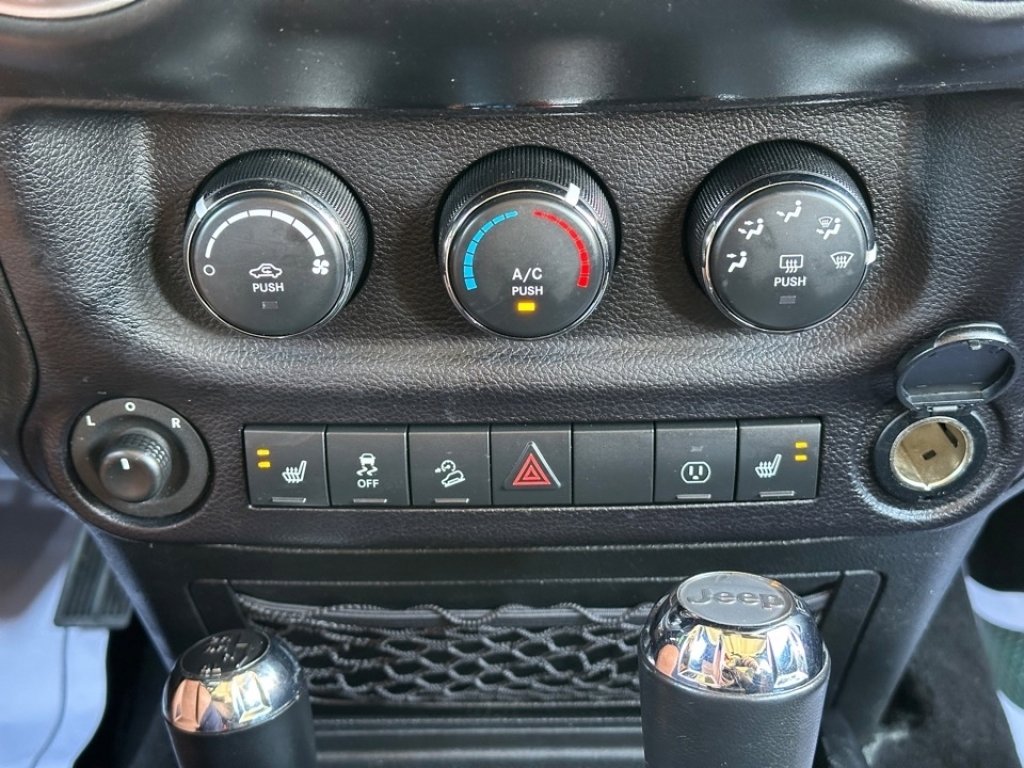 Used 2016 Jeep Wrangler Unlimited Sahara w/ Dual Top Group AWD/4WD image 27