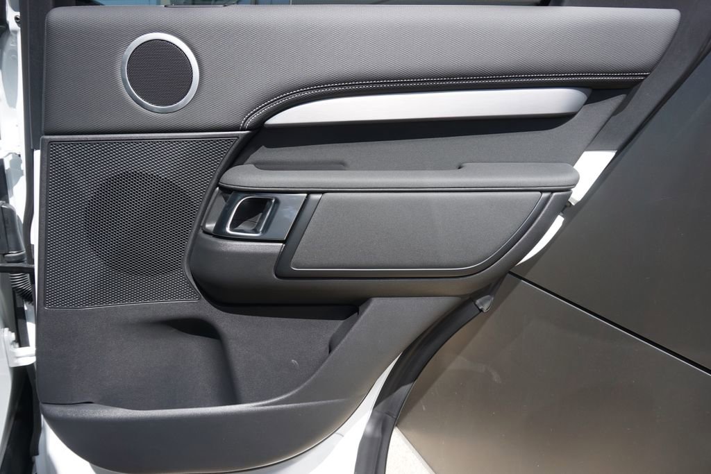 New 2025 Land Rover Discovery Dynamic SE image 25