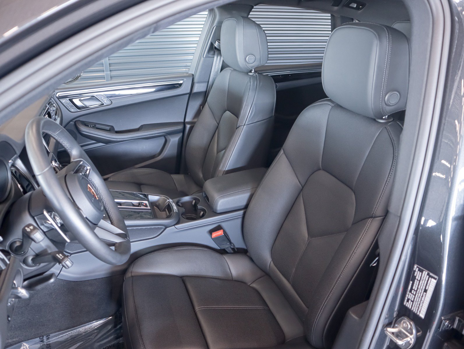 Certified 2026 Porsche Macan AWD/4WD image 5