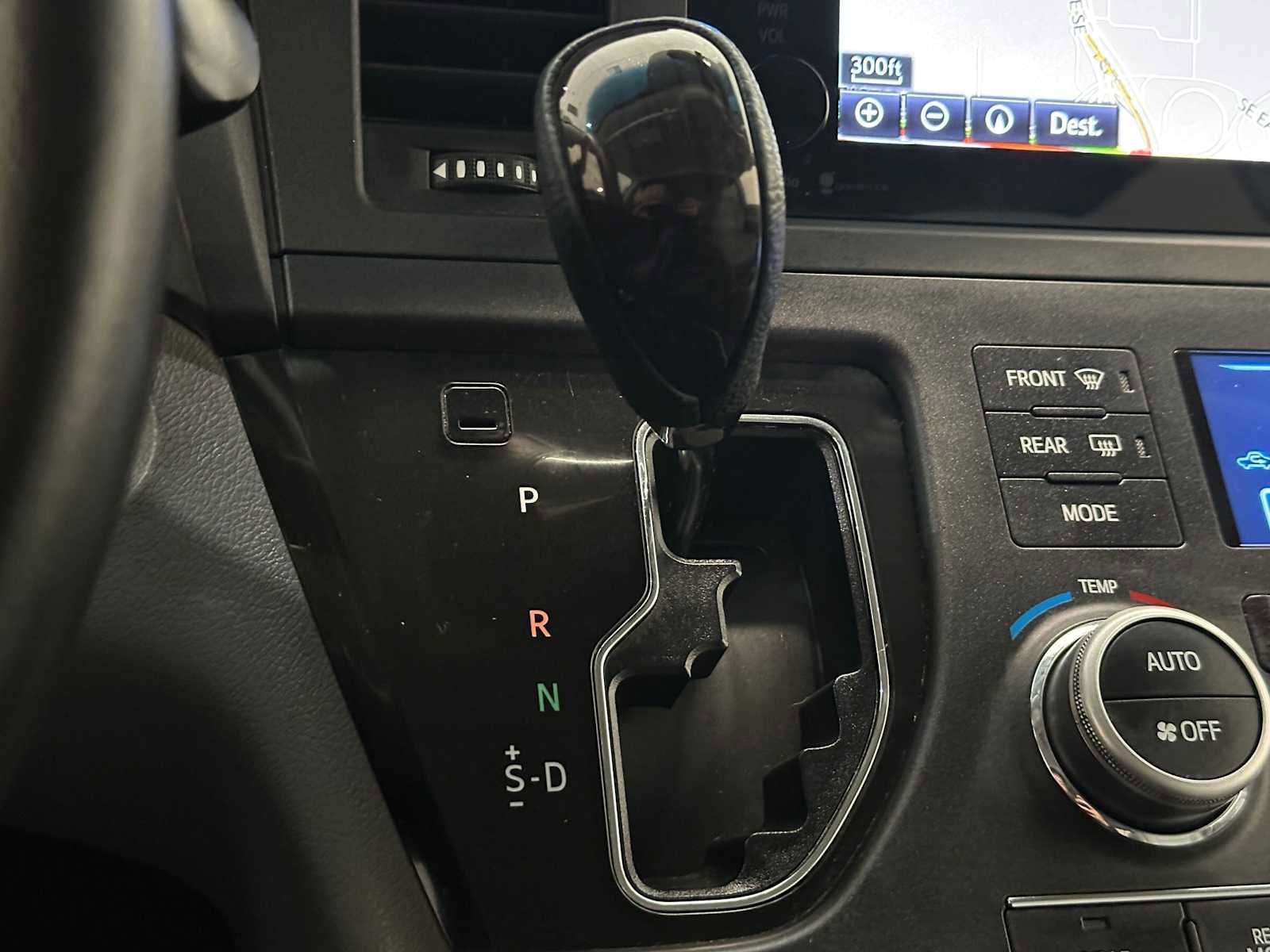 Used 2015 Toyota Sienna XLE w/ XLE Navigation Package image 16