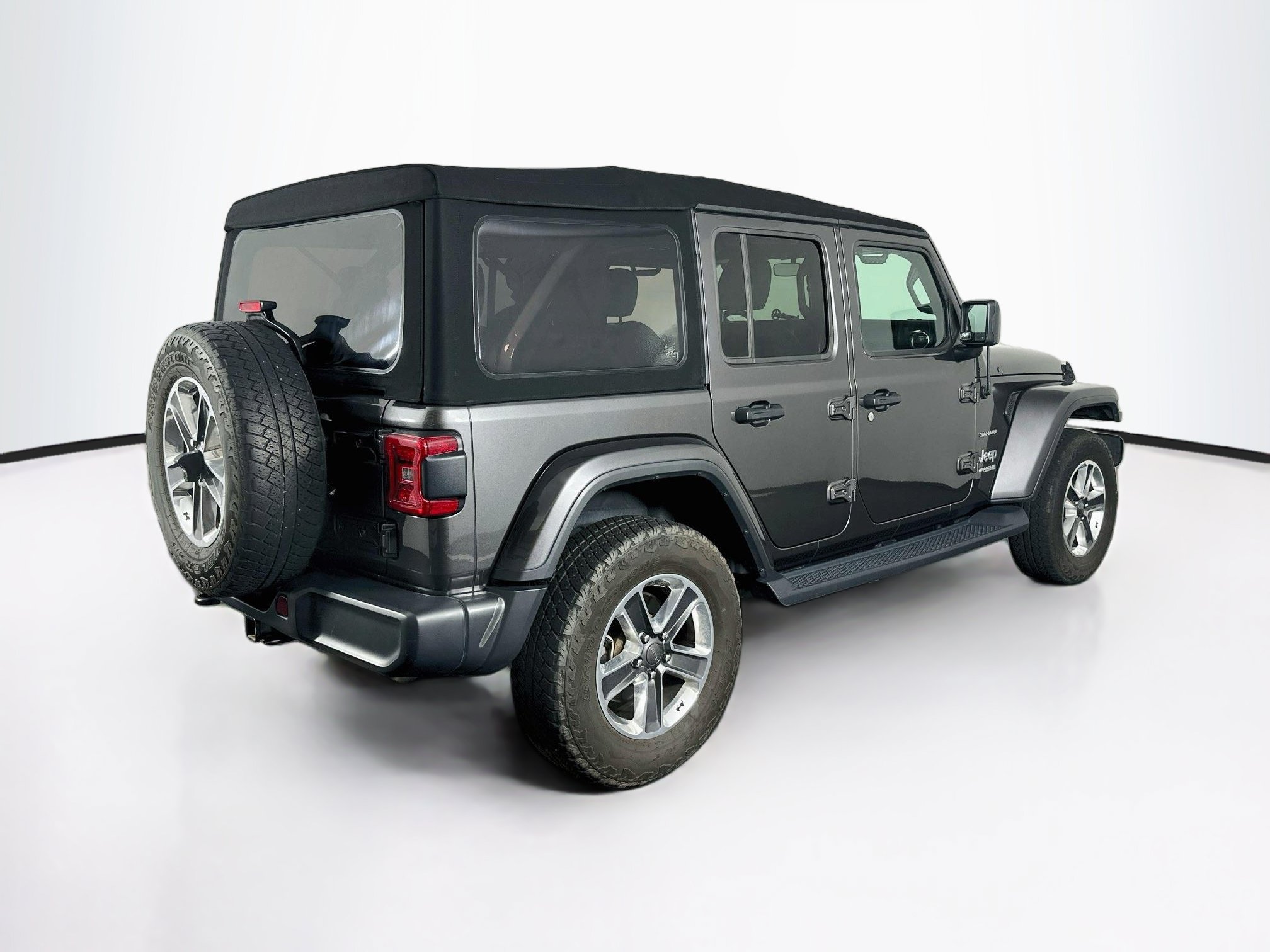 Used 2018 Jeep Wrangler Unlimited Sahara w/ Cold Weather Group AWD/4WD image 9