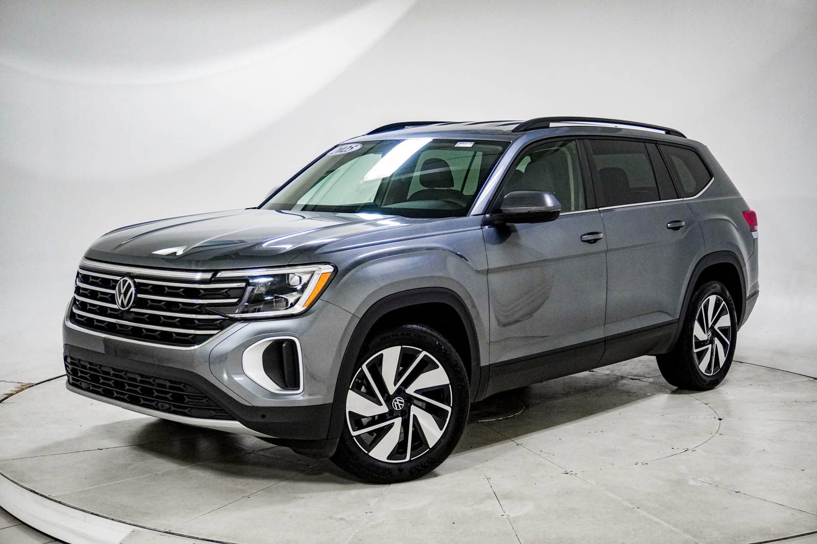 Used 2025 Volkswagen Atlas SE AWD/4WD image 1