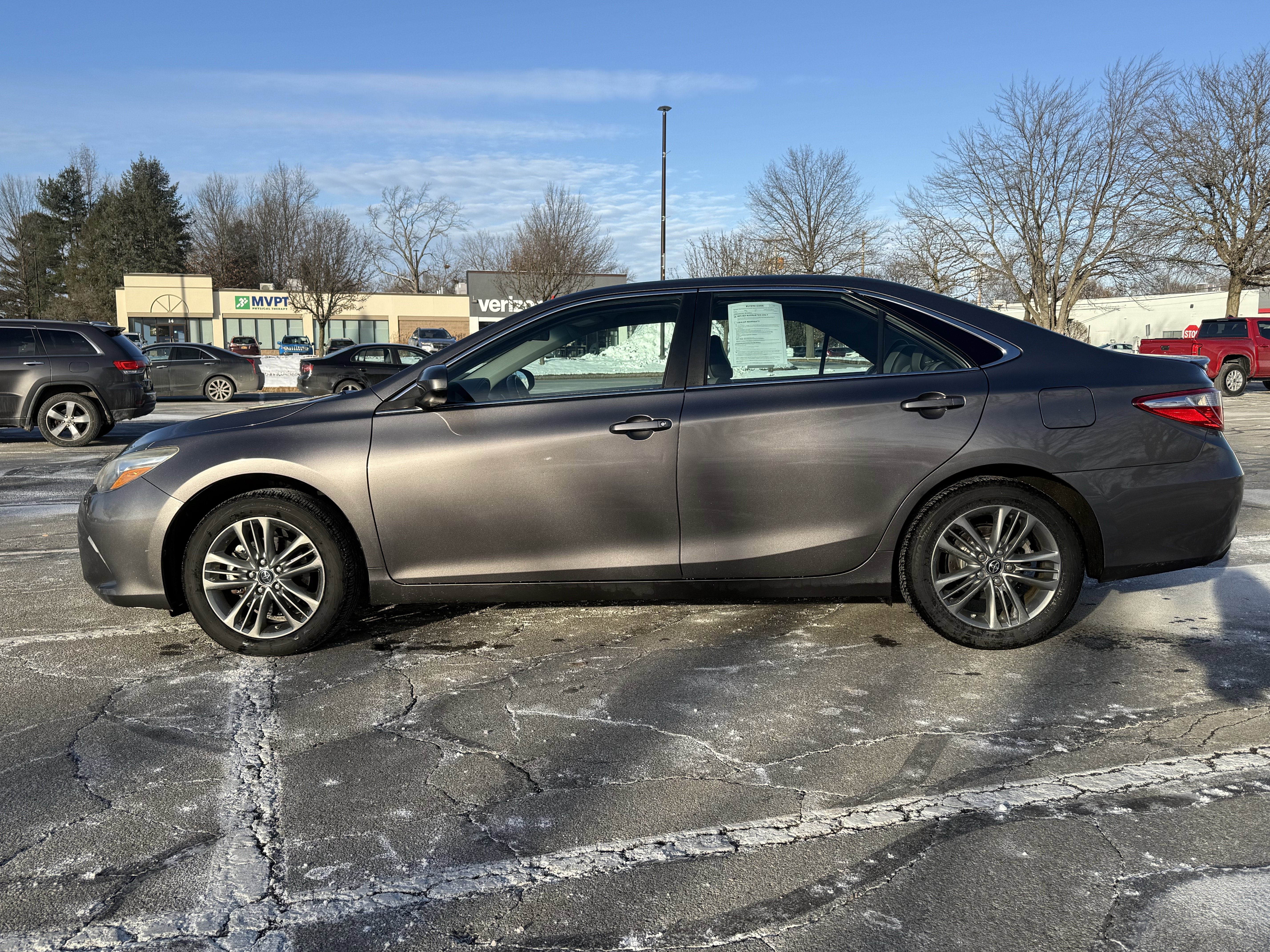 Used 2017 Toyota Camry SE image 2