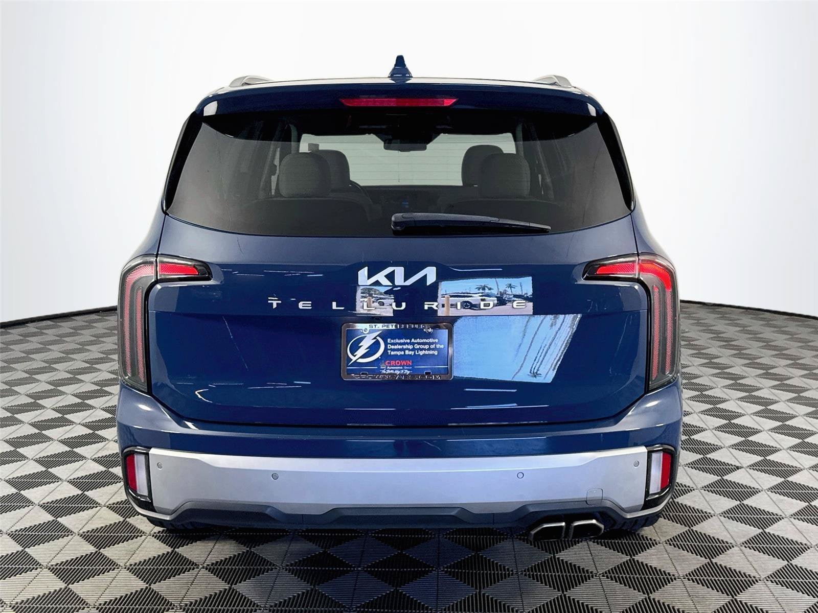 Certified 2023 Kia Telluride EX w/ EX Captain's Chair Package FWD image 6