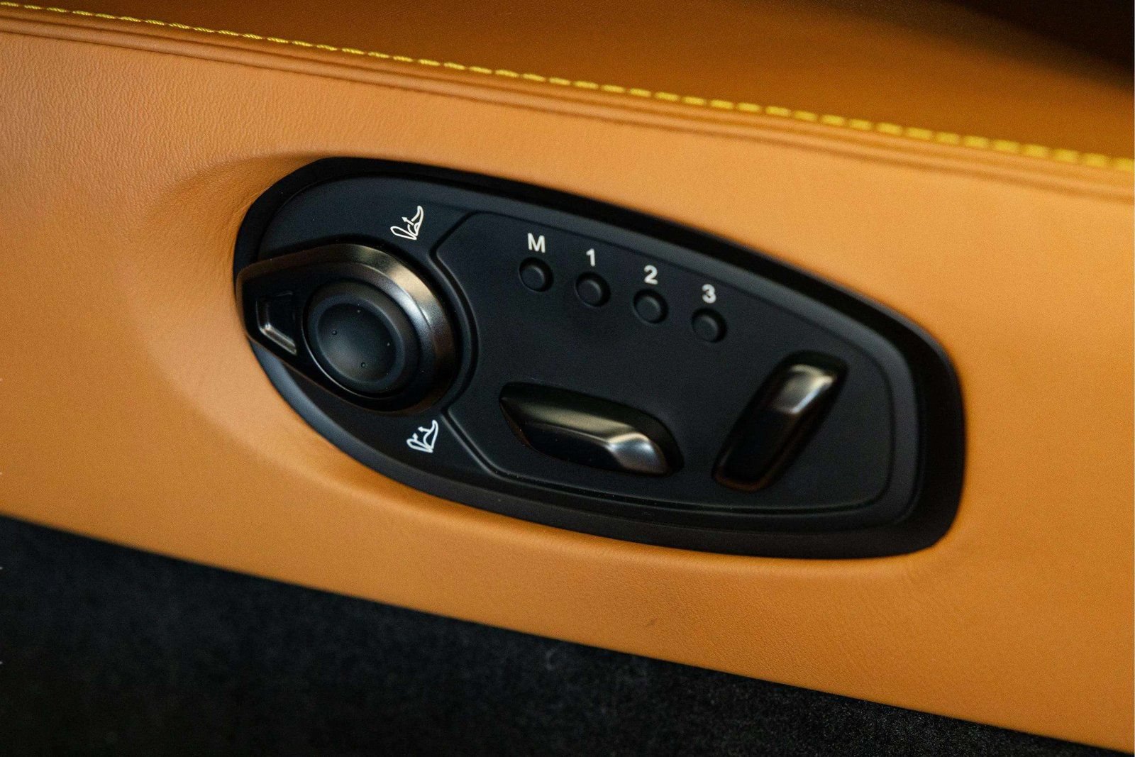 Used 2025 Aston Martin V8 Vantage Coupe RWD image 23