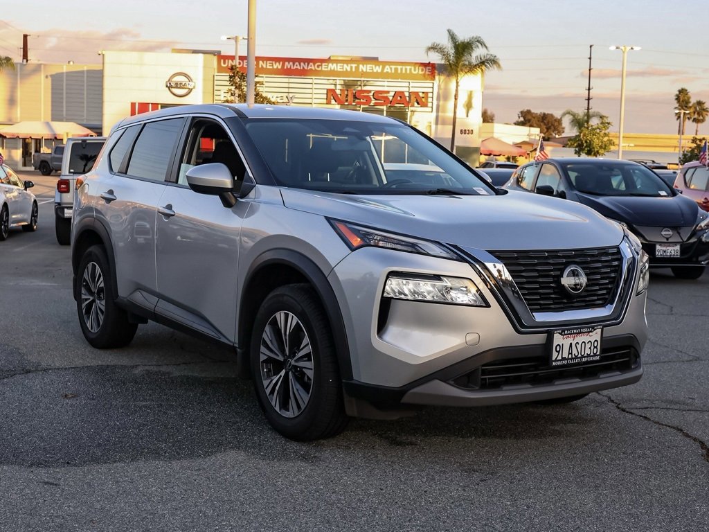 Used 2023 Nissan Rogue SV image 2