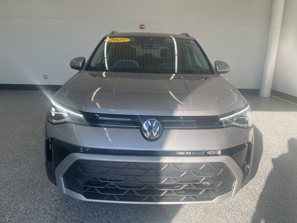 Certified 2025 Volkswagen Taos SE image 10