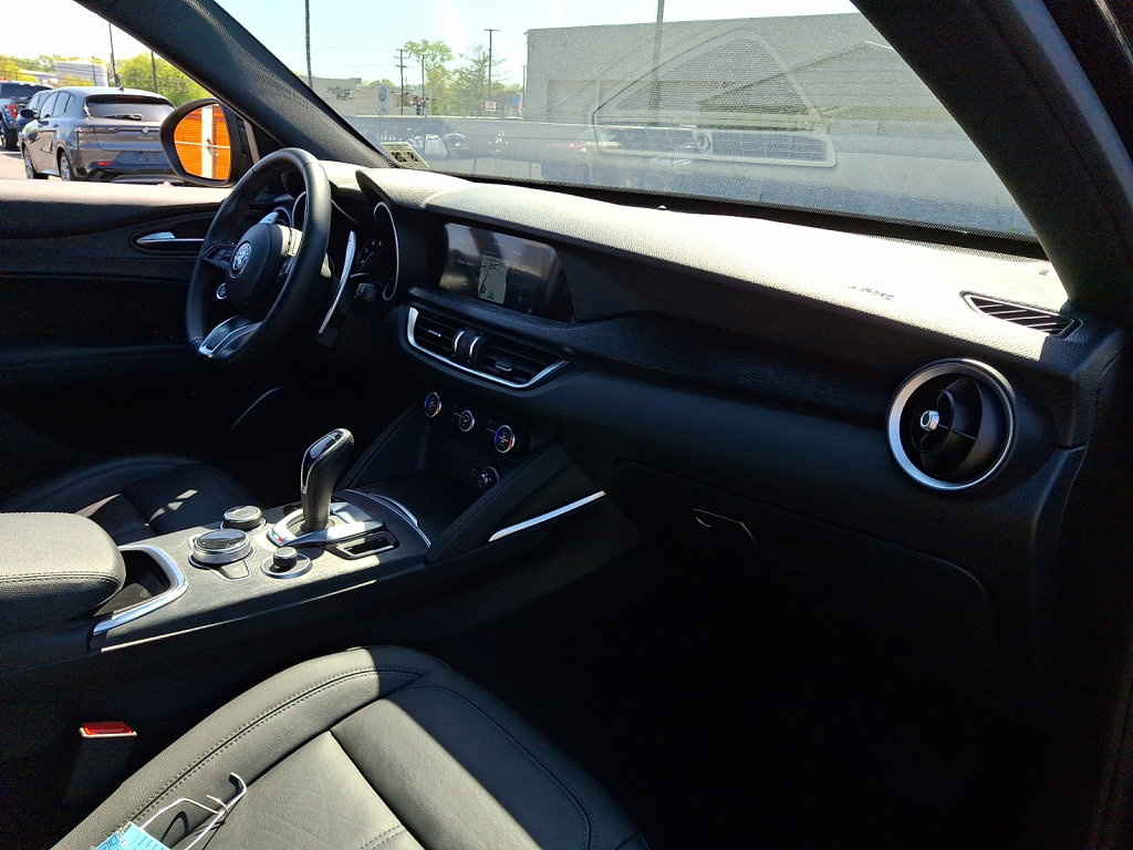 Used 2023 Alfa Romeo Stelvio Sprint image 11