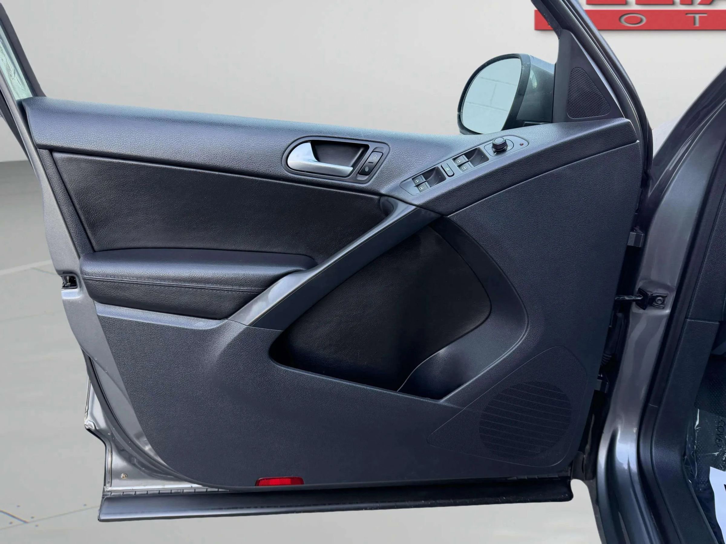 Used 2017 Volkswagen Tiguan S image 12