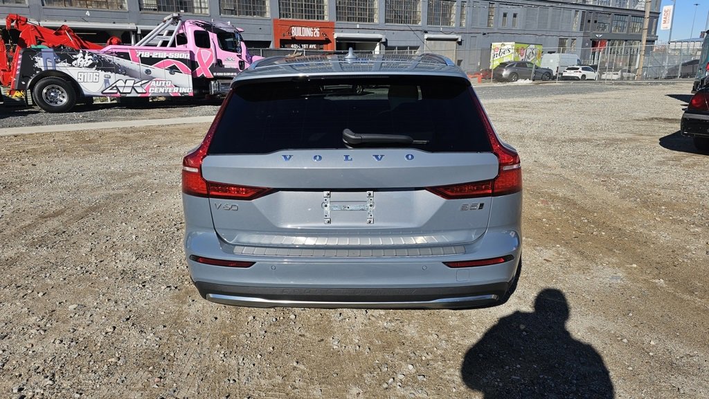 Certified 2024 Volvo V60 B5 Cross Country Ultimate image 3