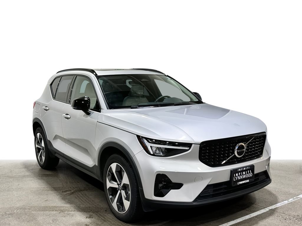 Used 2023 Volvo XC40 B5 Plus image 3