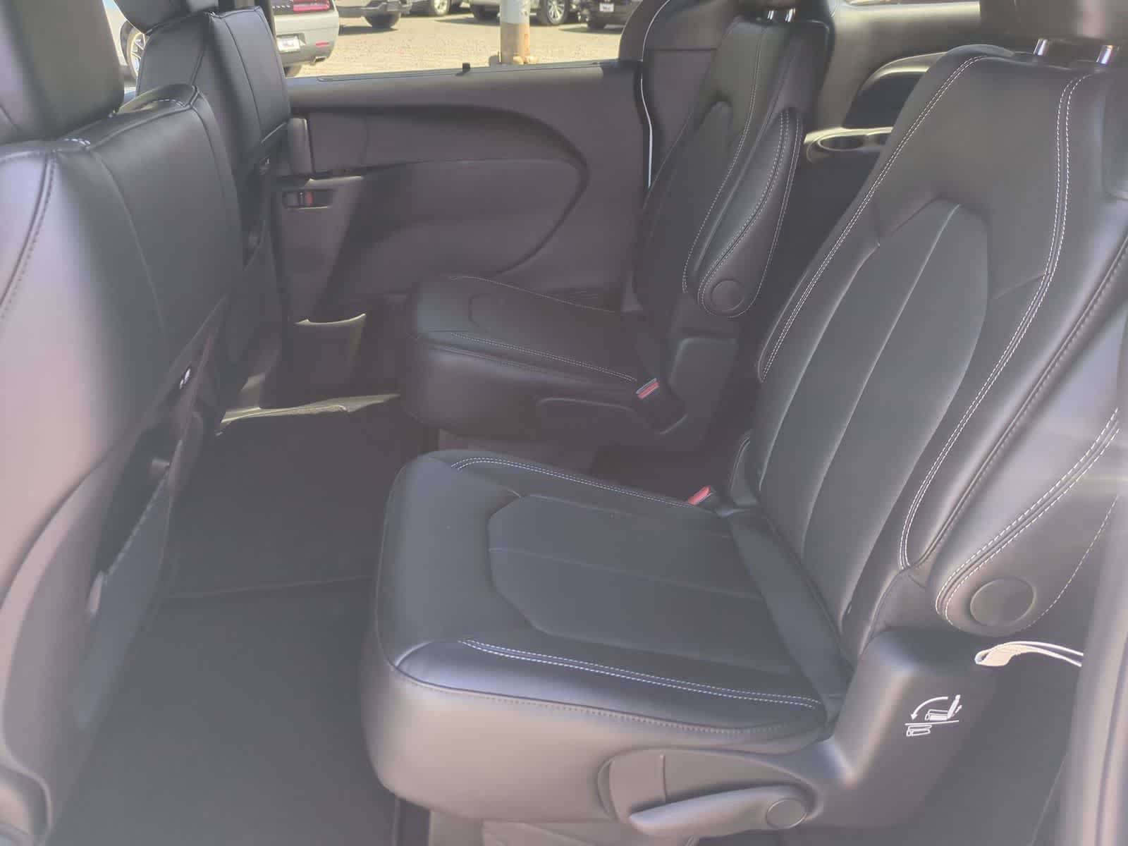 New 2027 Chrysler Pacifica Select FWD image 19