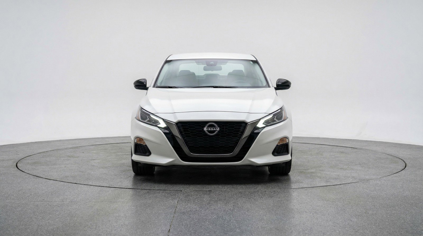 Used 2025 Nissan Altima 2.5 SV FWD image 2