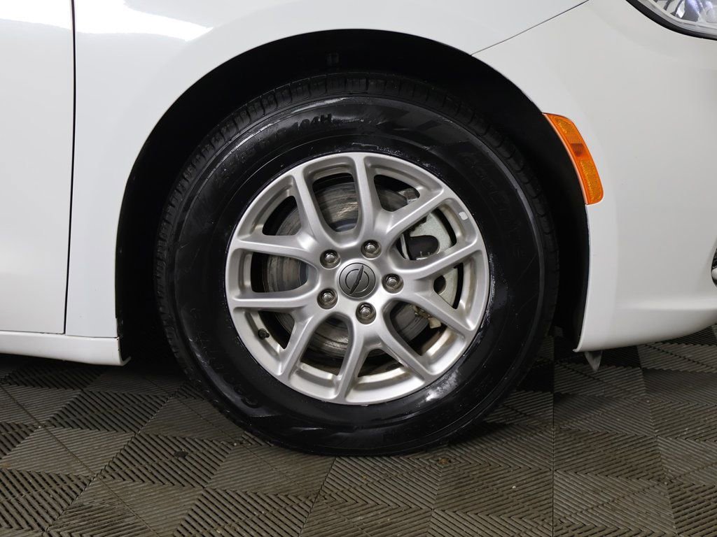 Used 2023 Chrysler Pacifica Touring-L image 21