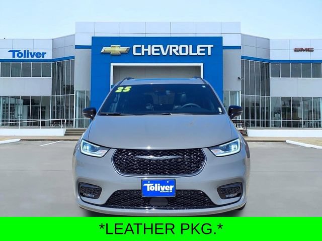 Used 2025 Chrysler Pacifica Limited FWD image 3