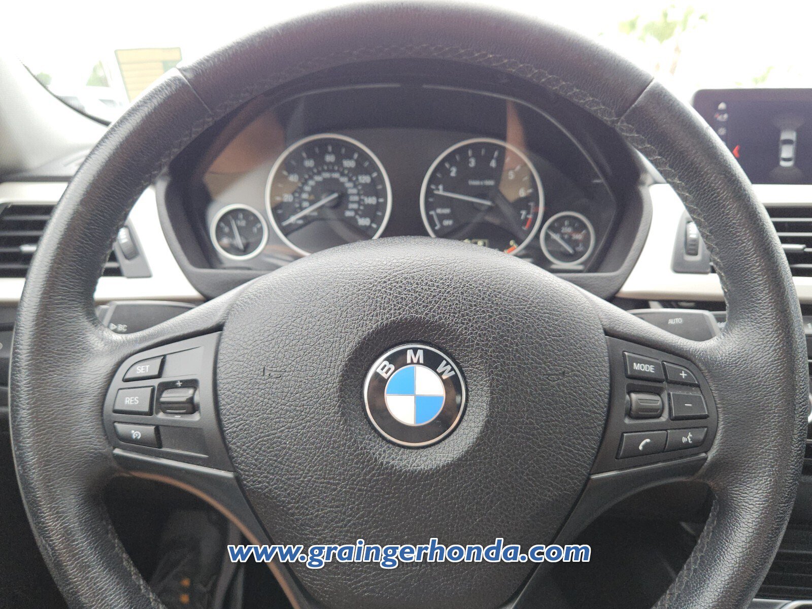 Used 2018 BMW 320i xDrive Sedan AWD/4WD image 18