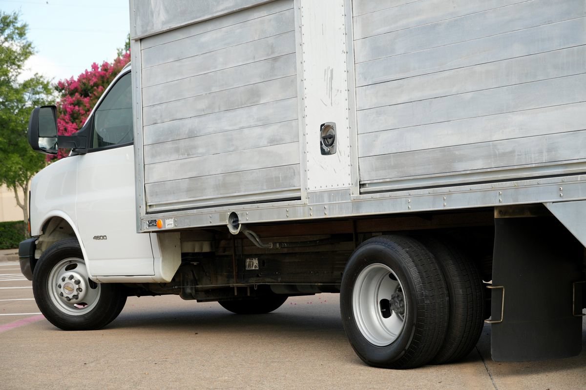 Used 2015 Chevrolet Express 4500 RWD image 36