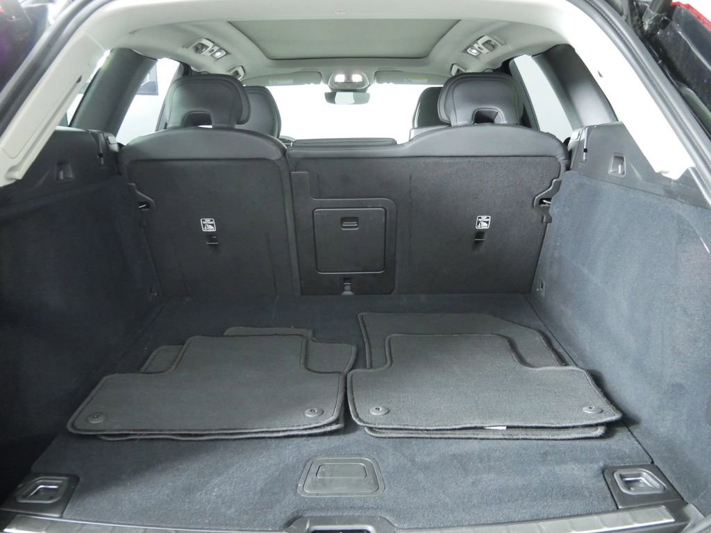 Used 2025 Volvo XC60 B5 Plus AWD/4WD image 17