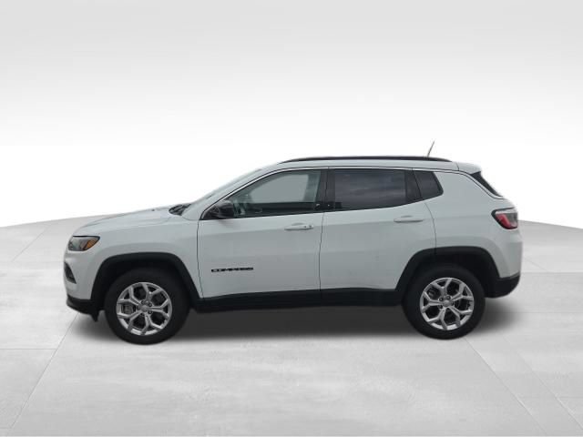 Used 2024 Jeep Compass Latitude AWD/4WD image 2