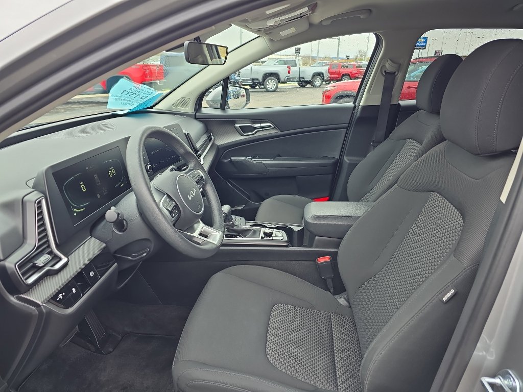 Used 2025 Kia Sportage LX image 9