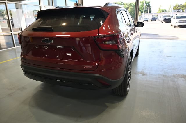 Used 2025 Chevrolet Trax RS w/ Sunroof Package FWD image 5