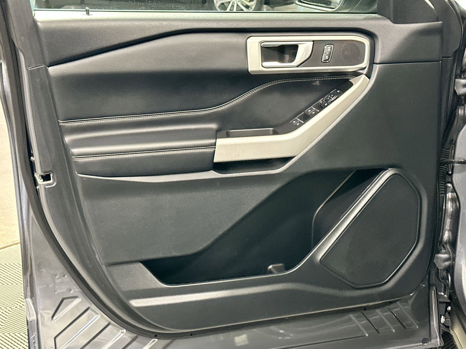 Used 2022 Ford Explorer XLT image 15