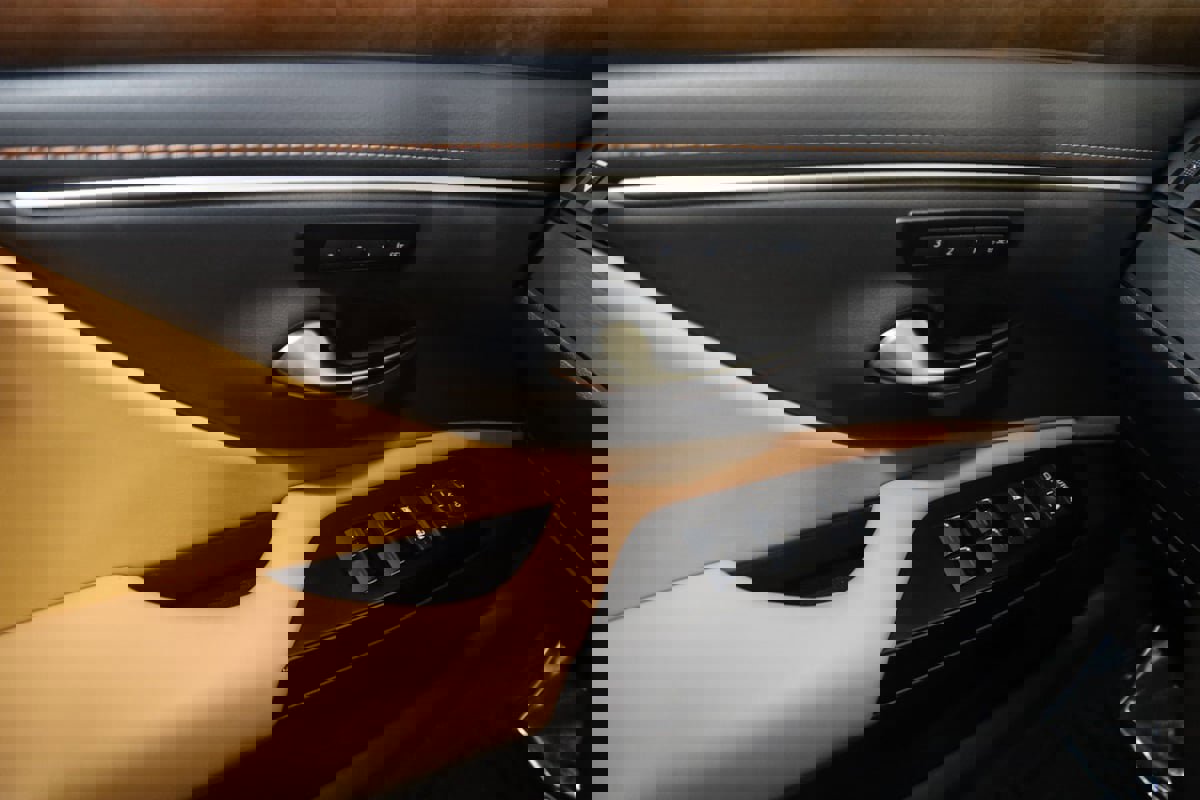 Used 2025 Lexus ES 300h F Sport w/ Accessory Package (Z1) image 32