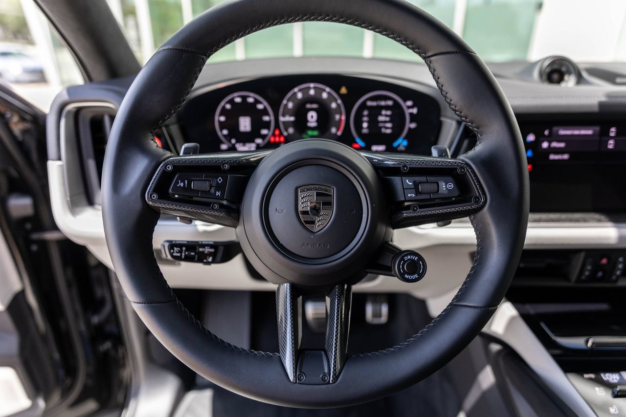Used 2025 Porsche Cayenne Turbo AWD/4WD image 22