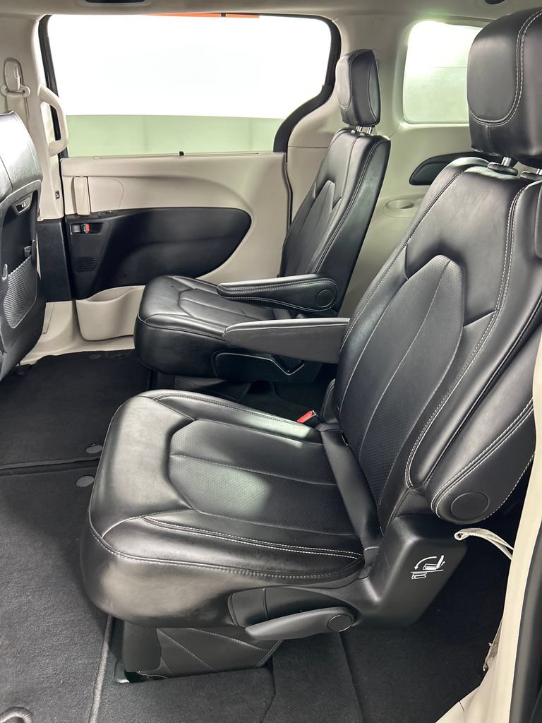 Used 2024 Chrysler Pacifica Touring-L FWD image 15