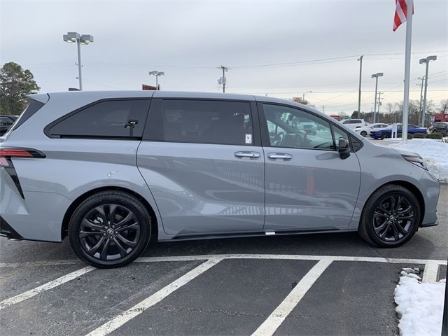 Used 2025 Toyota Sienna XSE image 9