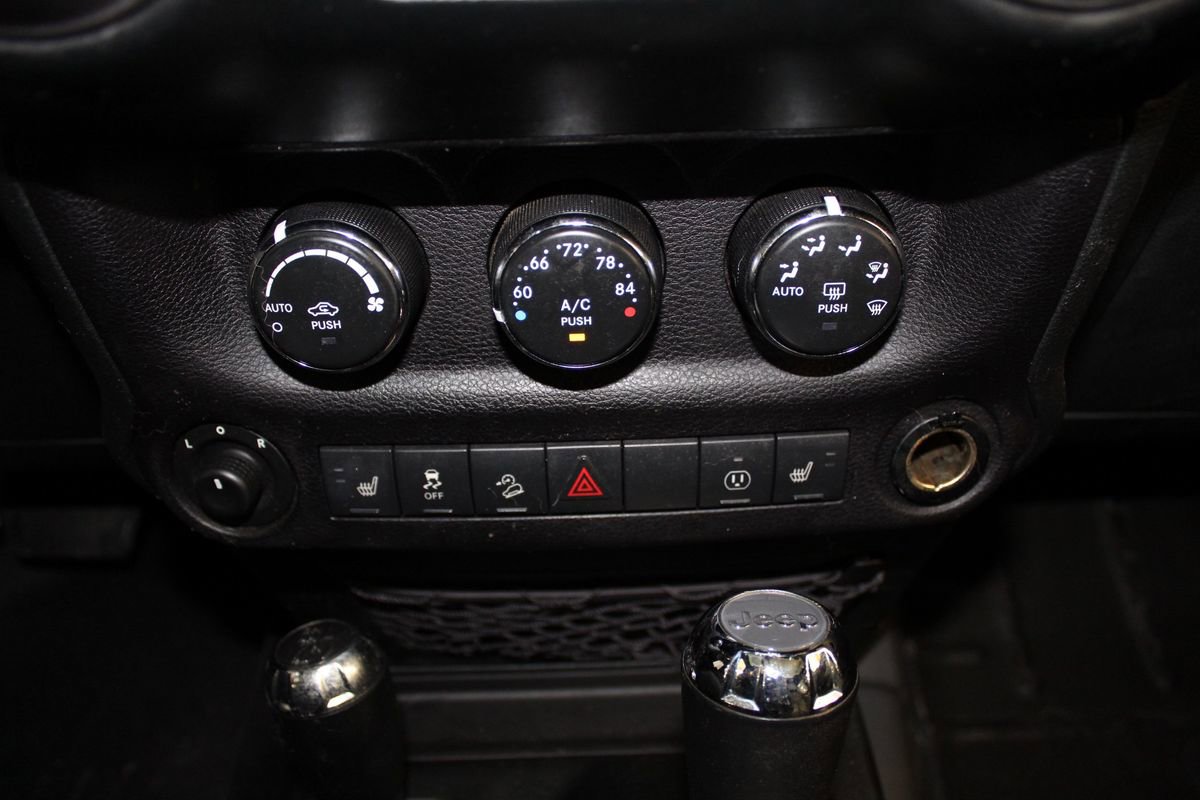 Used 2018 Jeep Wrangler Unlimited Sahara AWD/4WD image 17