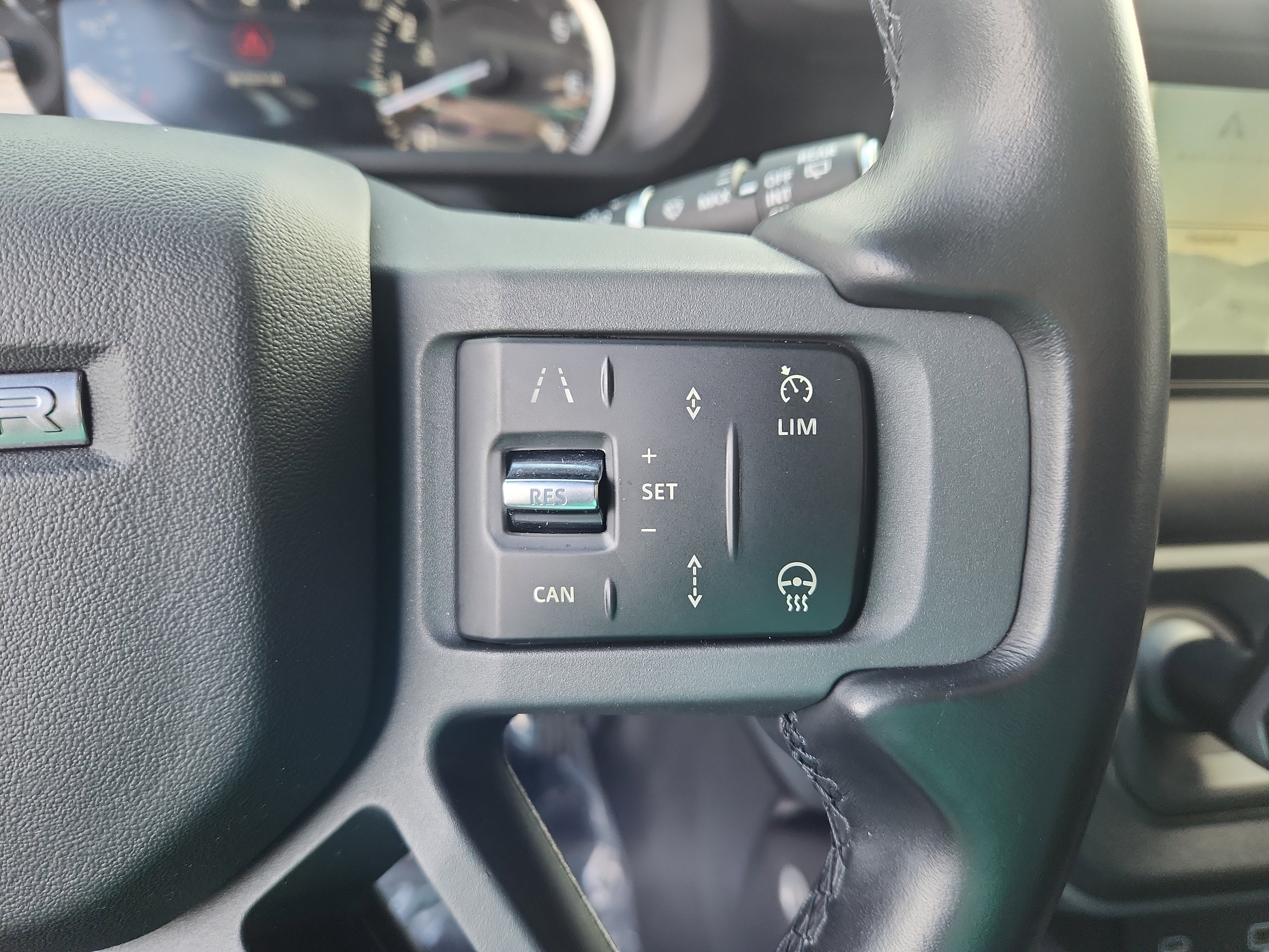 Used 2023 Land Rover Defender 110 X-Dynamic SE image 18