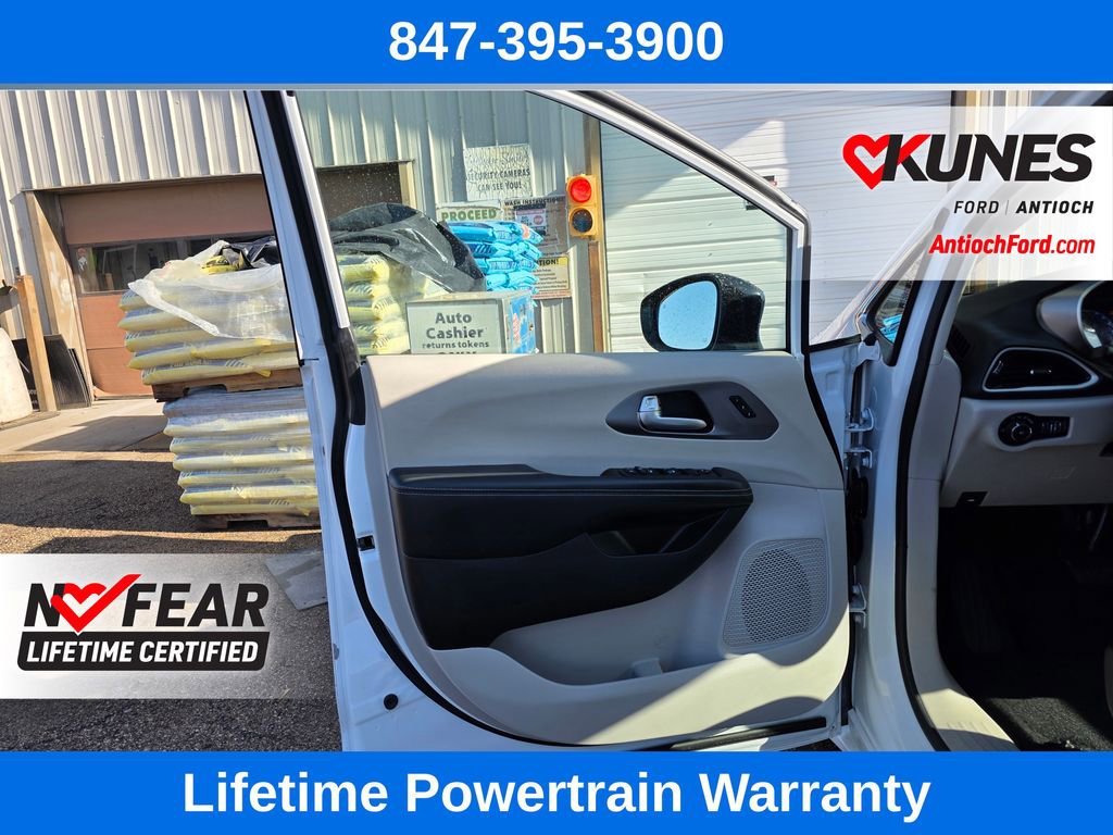 Used 2024 Chrysler Pacifica Touring-L FWD image 13