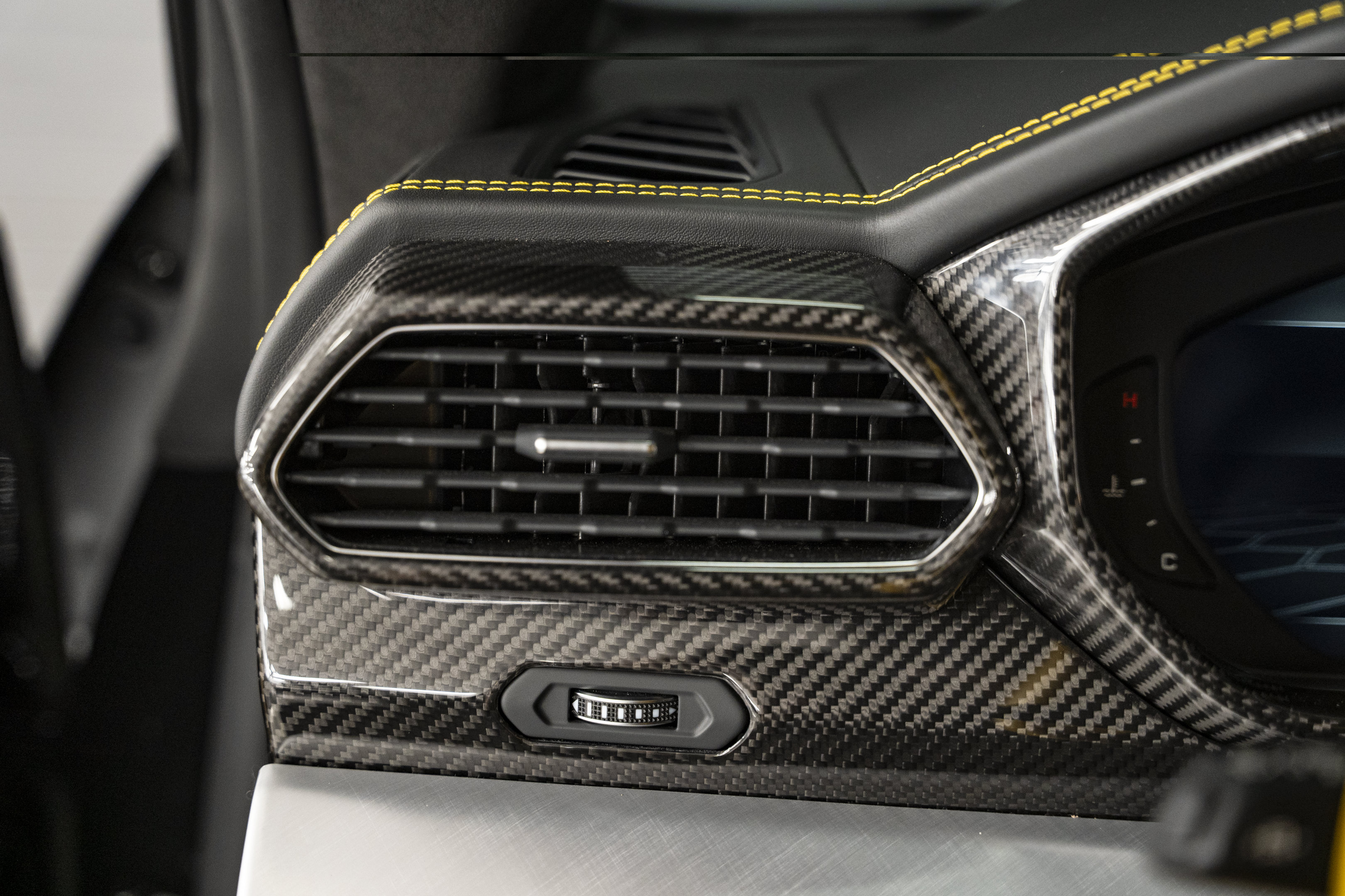 Used 2022 Lamborghini Urus AWD/4WD image 39