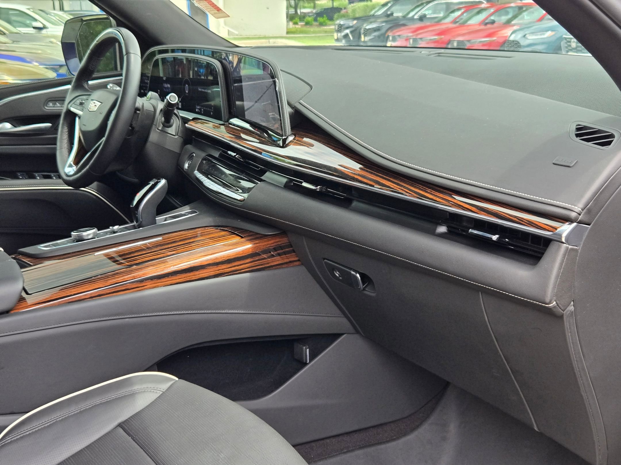 Used 2024 Cadillac Escalade ESV Premium Luxury AWD/4WD image 29