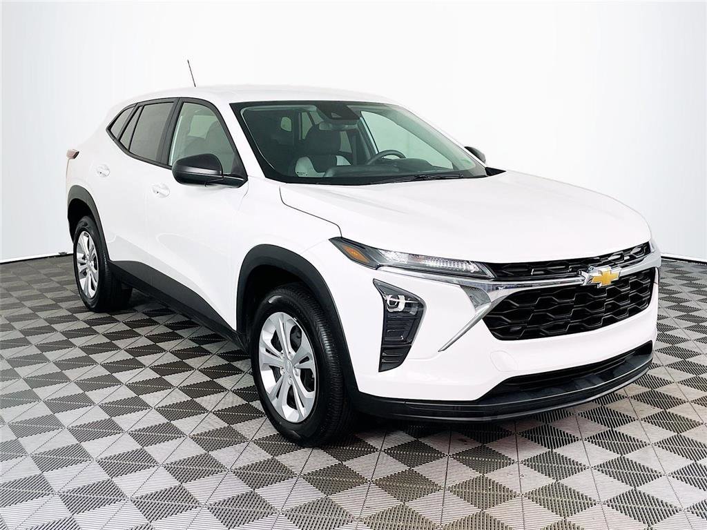 Certified 2025 Chevrolet Trax LS image 1