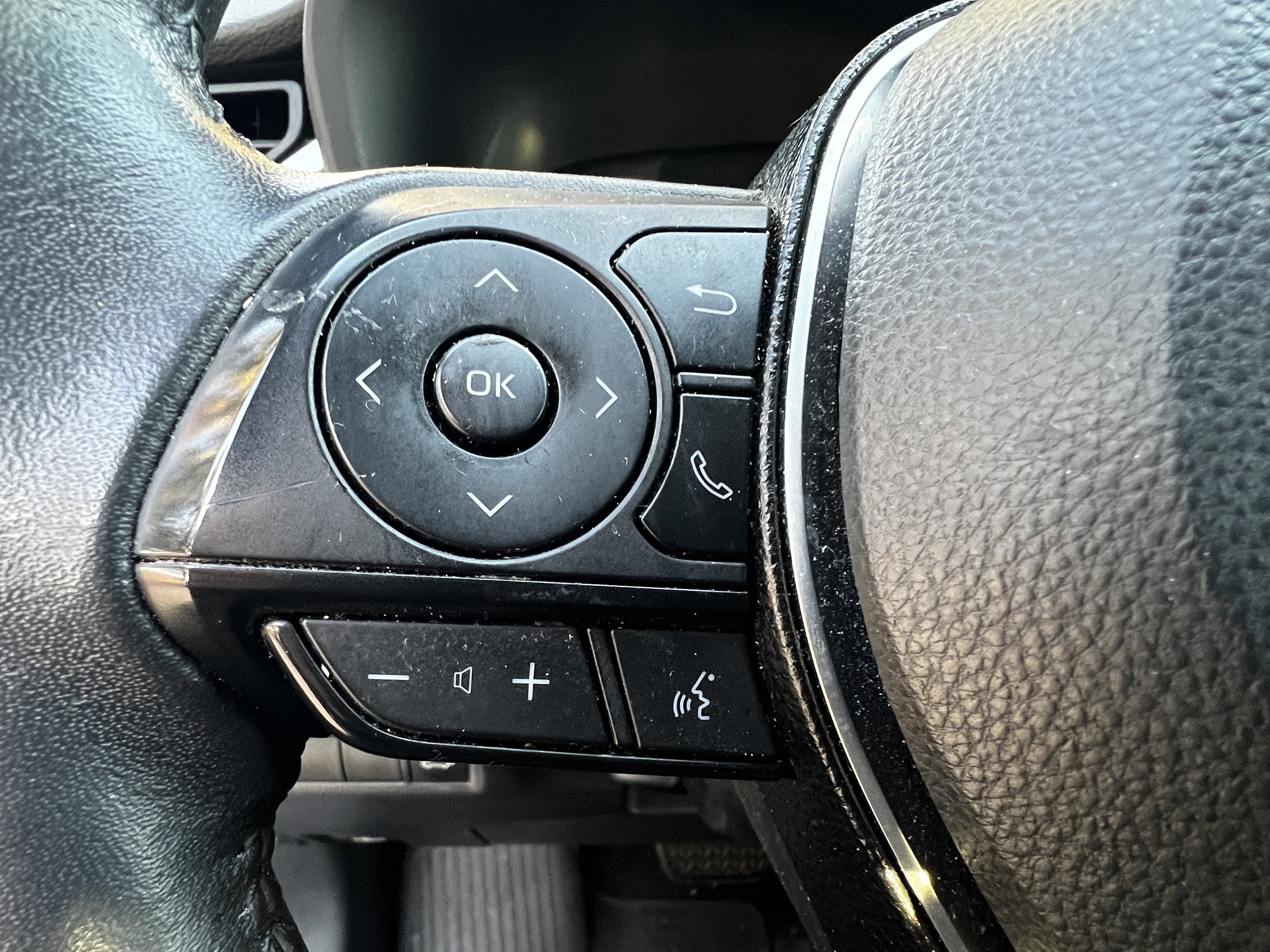 Used 2020 Toyota RAV4 XLE Premium image 19