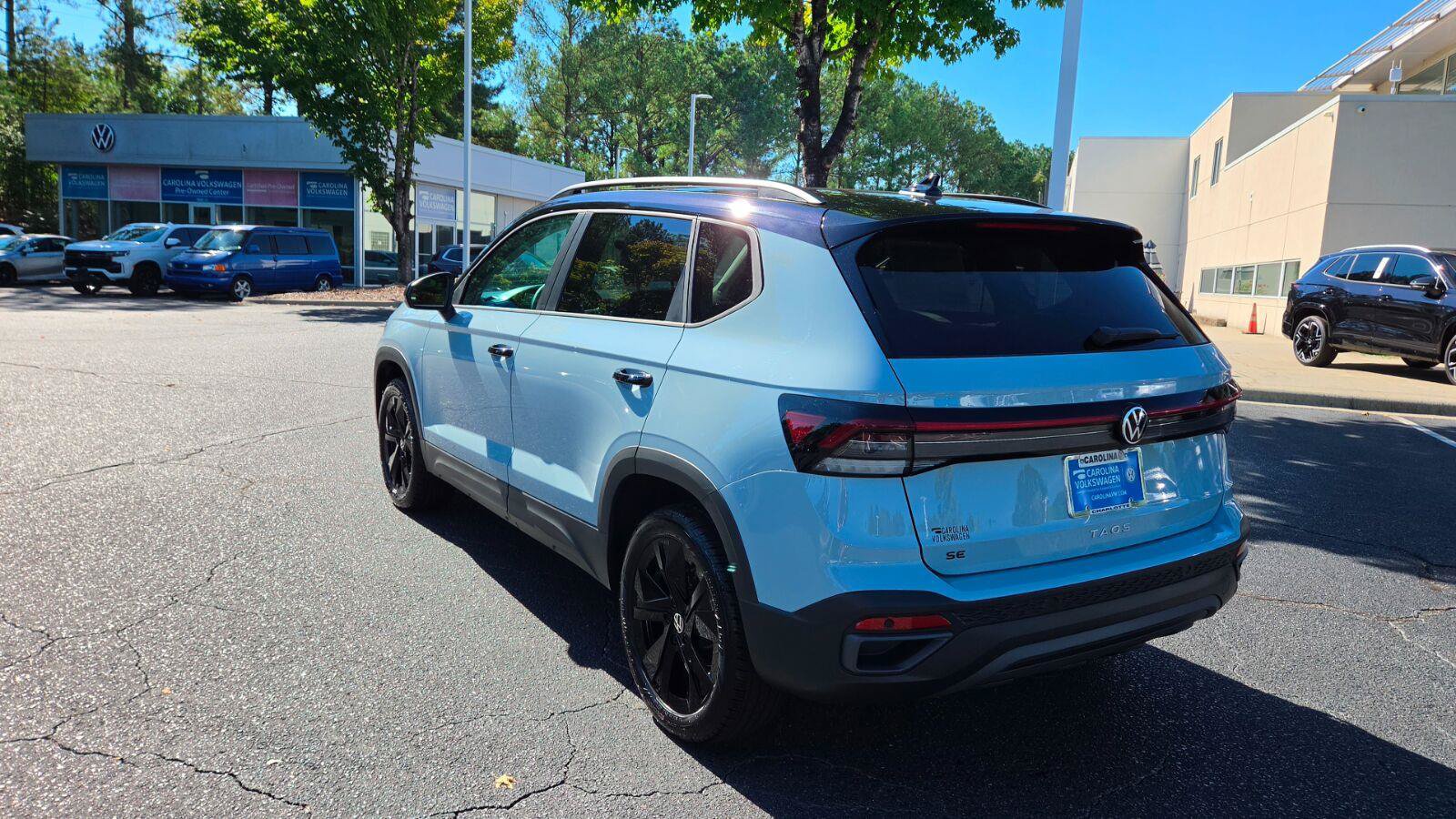 New 2027 Volkswagen Taos SE FWD image 3